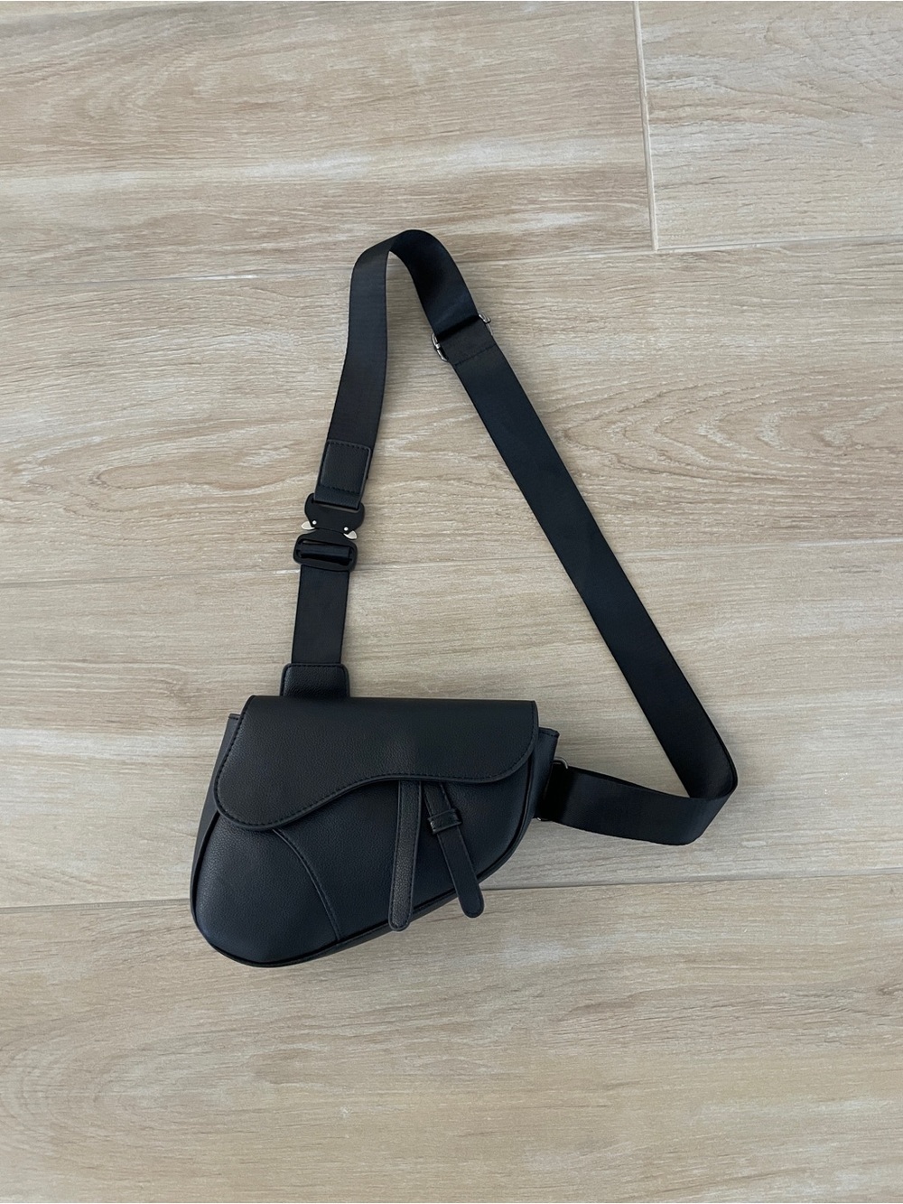 Black Saddle-Style Crossbody Bag Broken zipper*